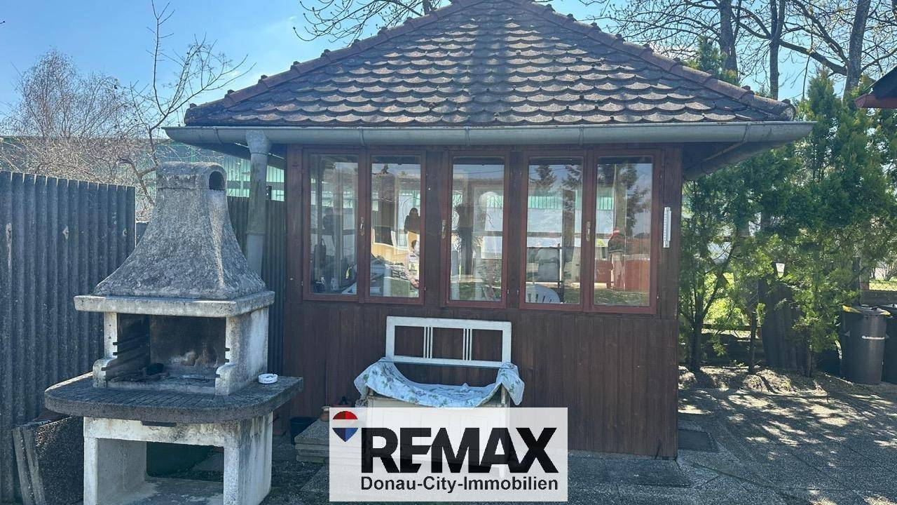 Gartenlaube mit integriertem Grillbereich, ideal für gesellige Stunden im Freien.