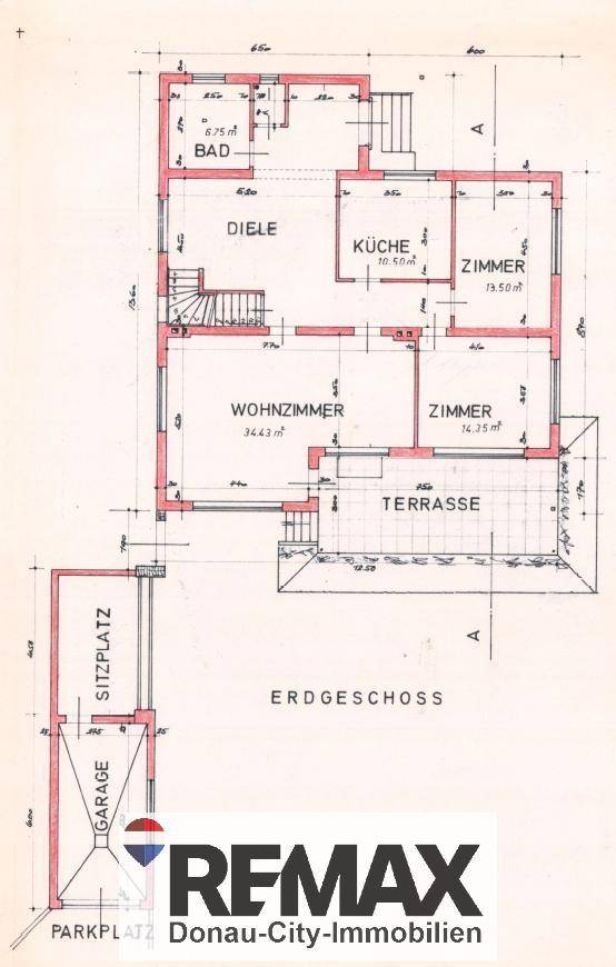 Grundriss des Erdgeschosses mit Wohnzimmer, Küche, Bad und Terrasse.