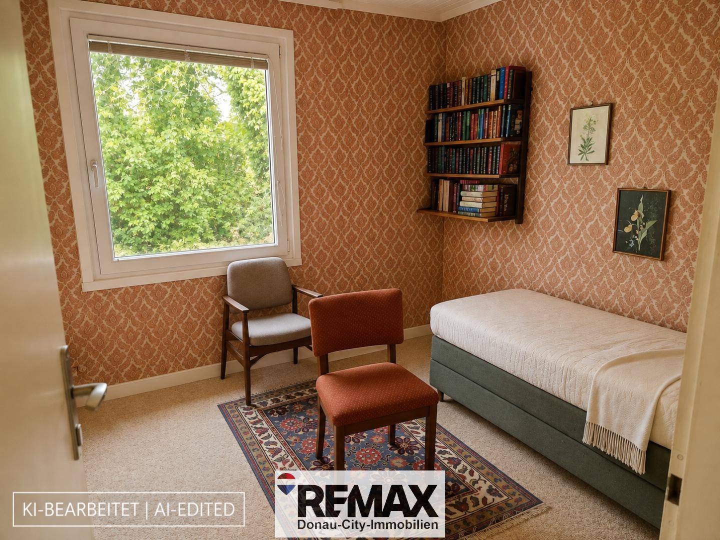 Schlafzimmer mit Einzelbett, Teppichboden, gemusterter Tapete und Bücherregal.