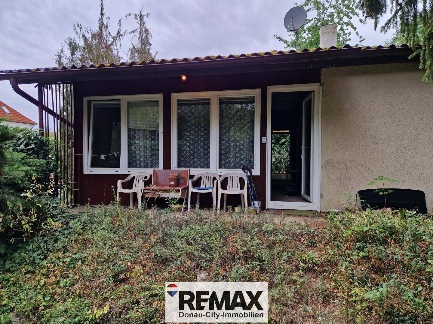 Gemütliche Terrasse mit Gartenmöbeln und direktem Zugang zum Garten.