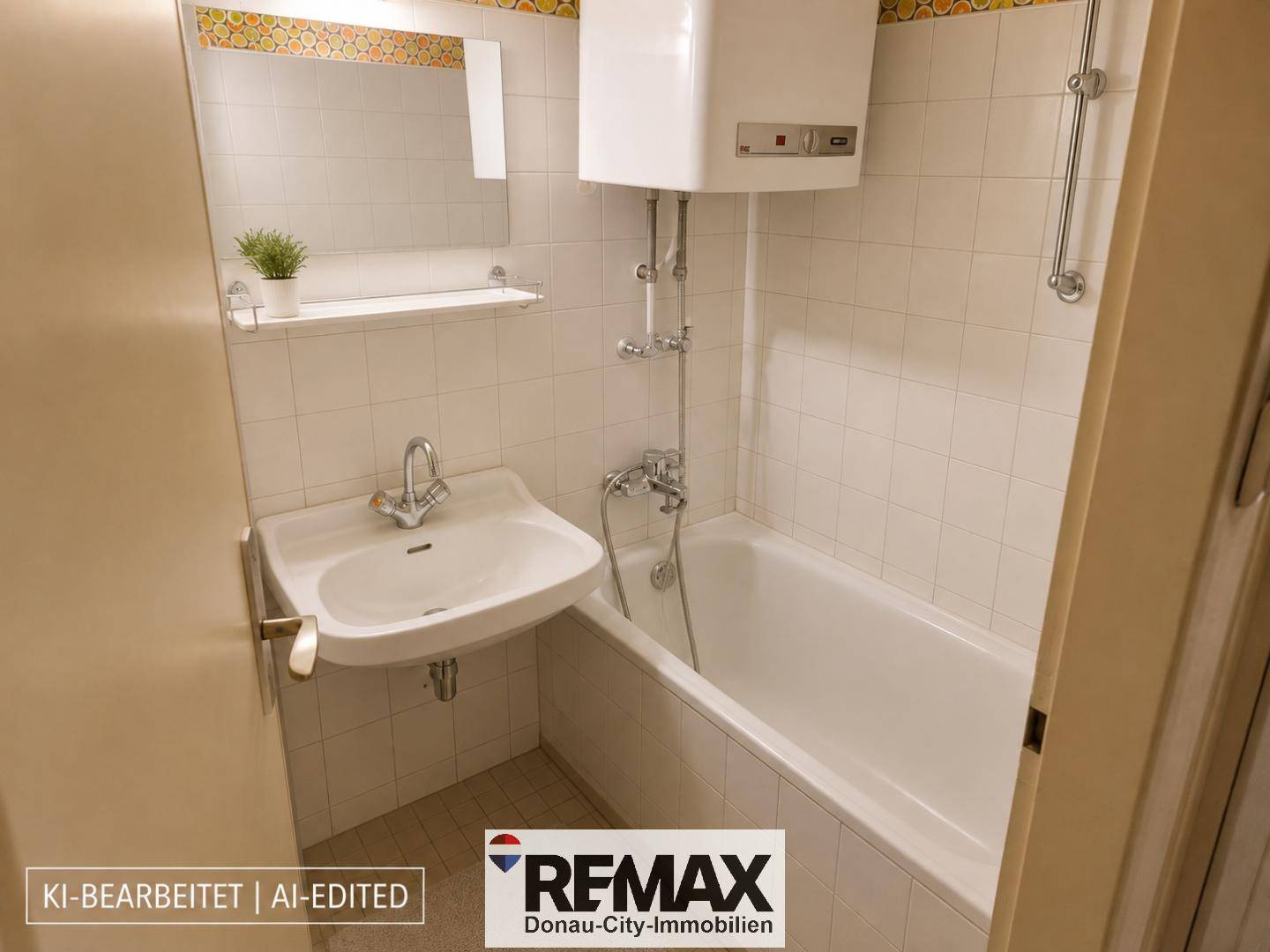 Badezimmer mit Badewanne, Waschbecken und Wandfliesen in hellem Zustand.