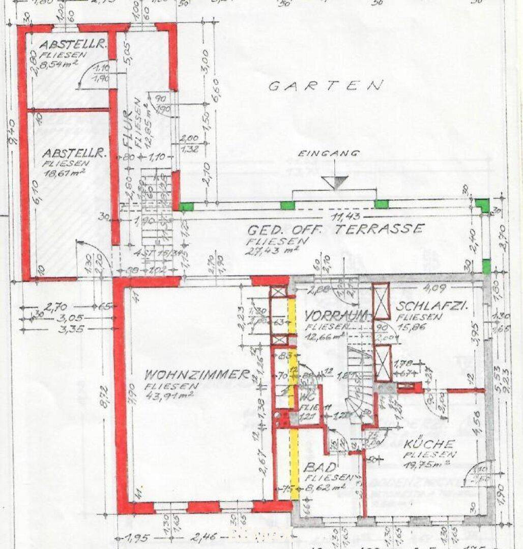 Grundriss des Erdgeschosses mit Wohnzimmer, Küche, Schlafzimmer, Bad, WC und überdachter Terrasse zum Garten.