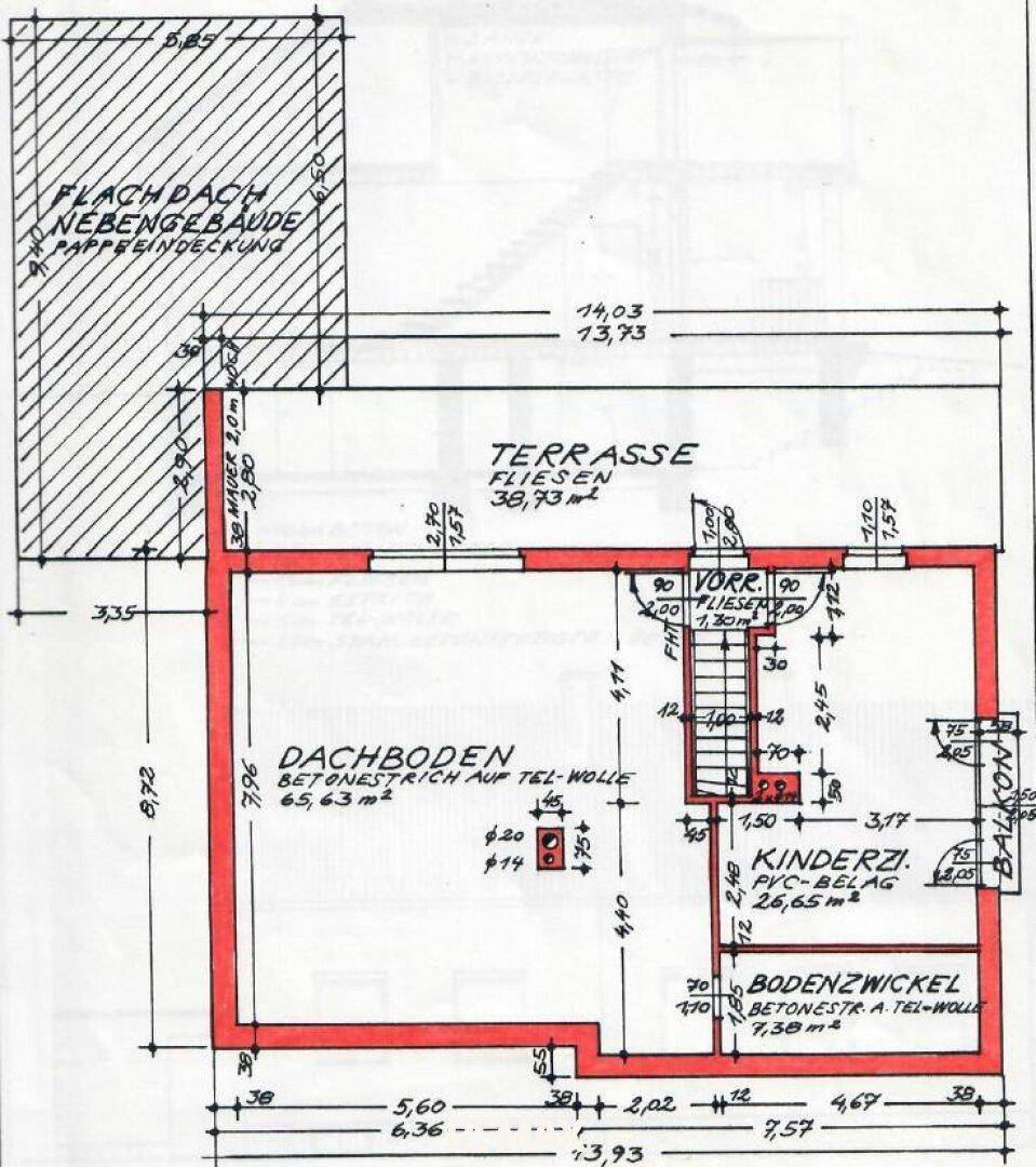 Grundriss des Obergeschosses mit Kinderzimmer, Dachboden, großer Terrasse und kleinem Balkon.