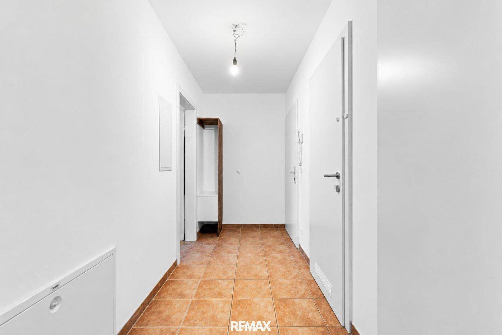 Eingangsbereich mit Fliesenboden und Garderobe, bietet praktischen Stauraum.