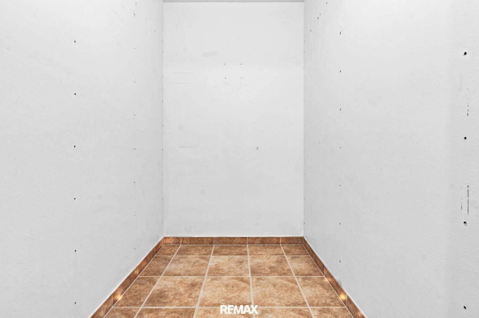 Praktischer Abstellraum mit Fliesenboden, ideal für zusätzlichen Stauraum in der Wohnung.