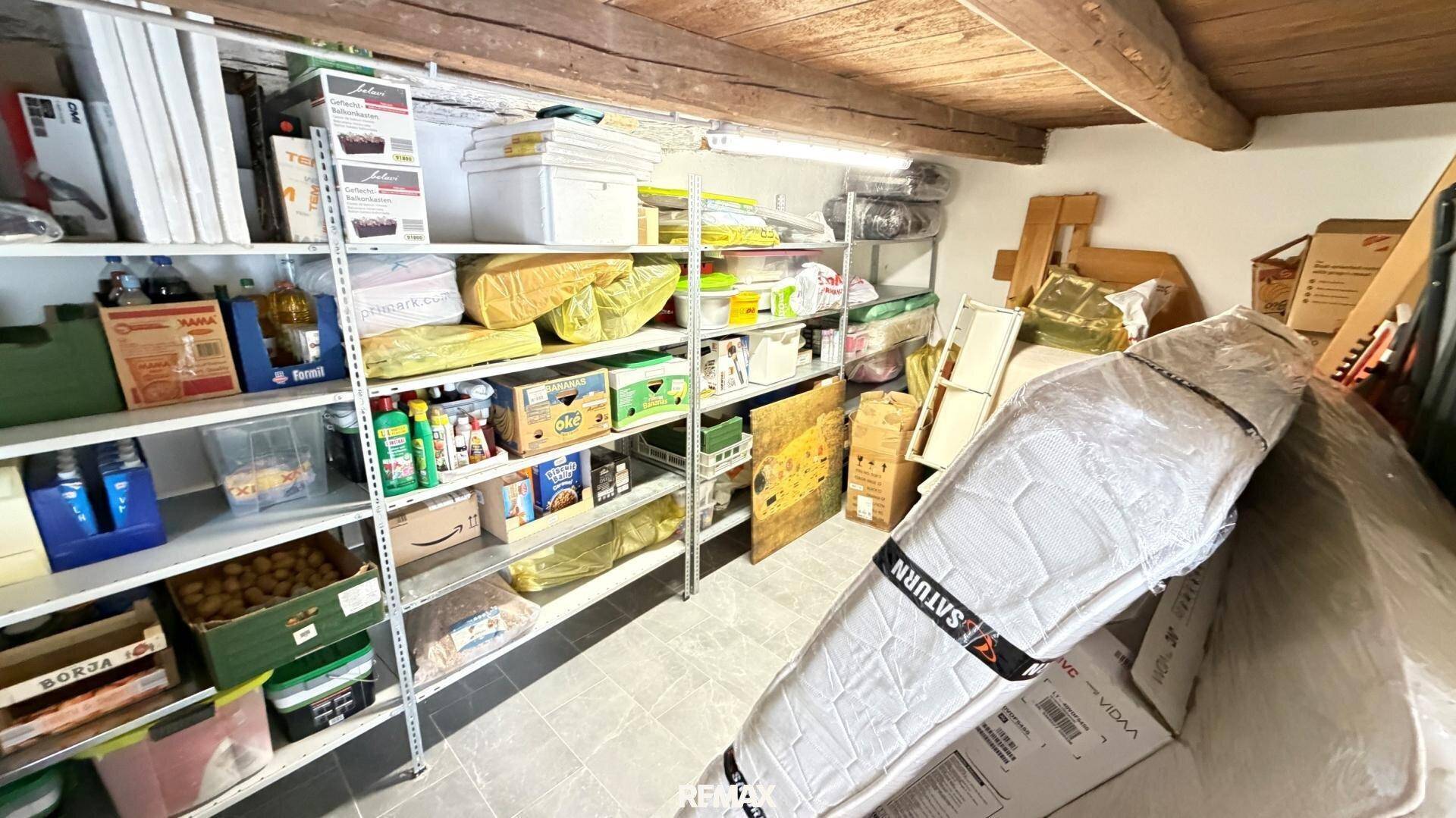 Gut organisierter Abstellraum mit Regalen voller Vorräte und gelagerten Gegenständen.