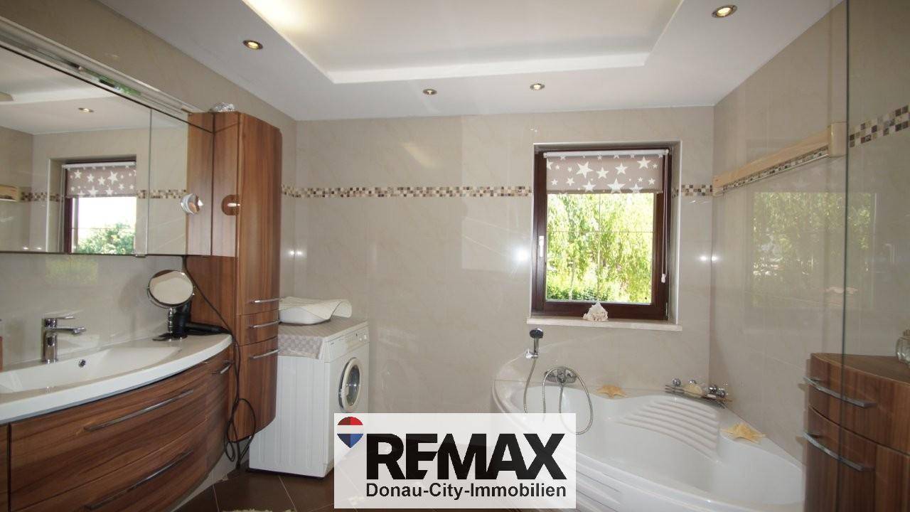8 Badezimmer mit Eckbadewanne EFH 2000