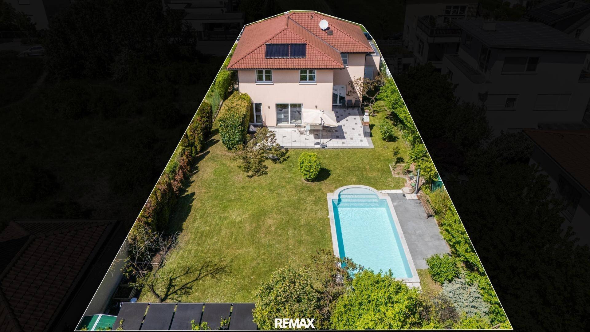 Luftaufnahme des Anwesens mit Haus, Garten, Pool und Grundstücksgrenzen.