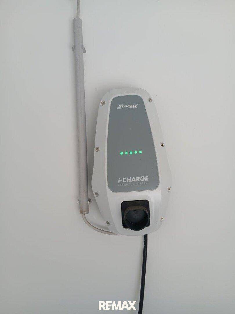 Elektrofahrzeug-Ladestation an der Wand in der Garage installiert.