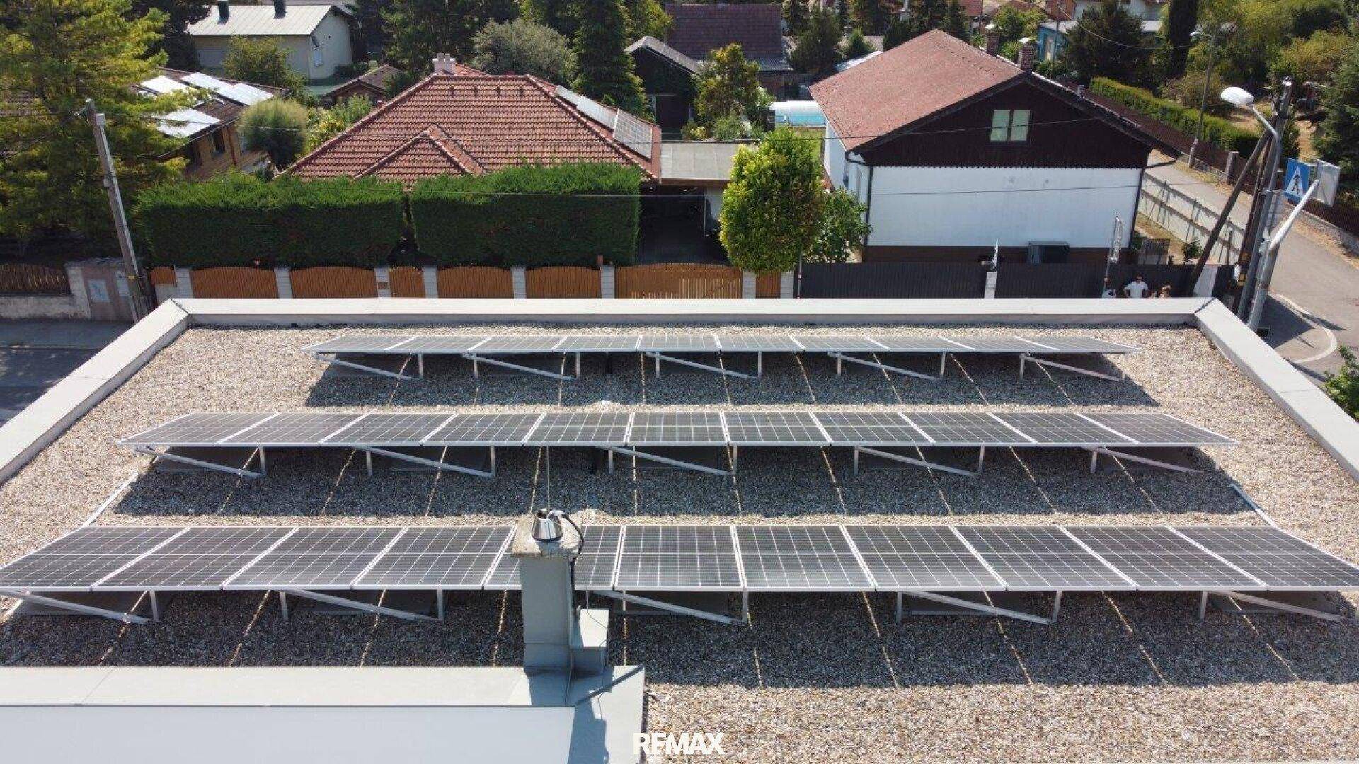 Luftaufnahme des Flachdachs mit zahlreichen Photovoltaikmodulen zur nachhaltigen Energiegewinnung.