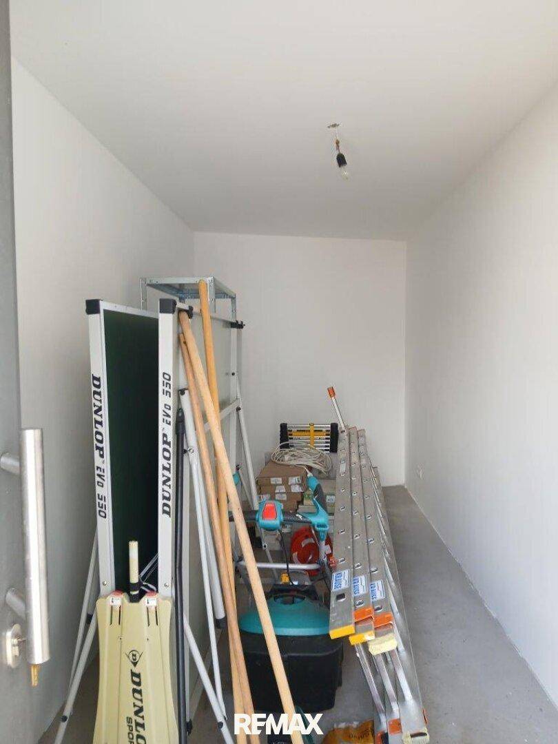 Geräumiger Abstellraum mit verschiedenen Haushaltsgegenständen und Werkzeugen für den täglichen Bedarf.
