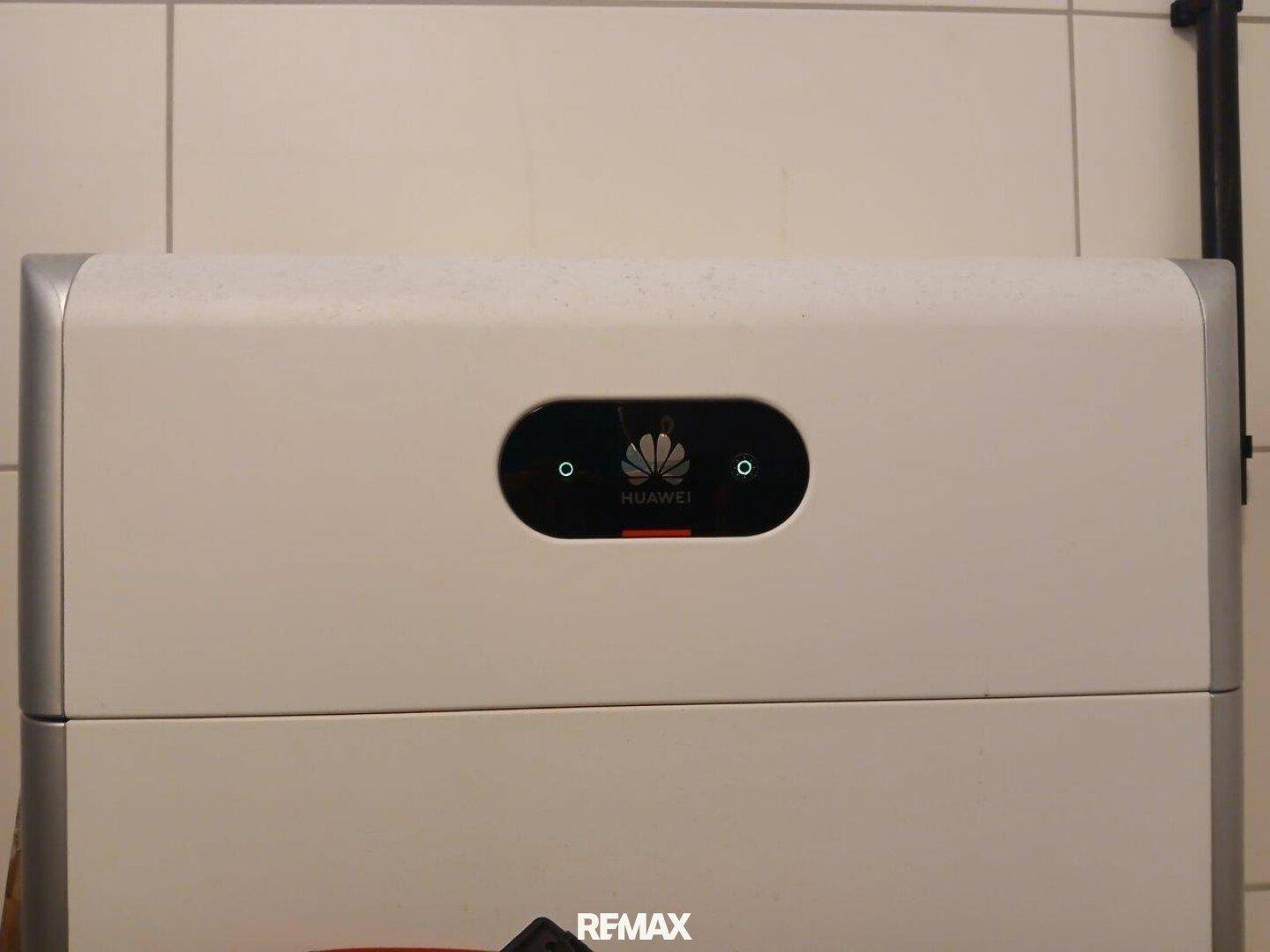 Nahaufnahme eines Huawei Wechselrichters mit Statusanzeigen, Teil der Photovoltaikanlage des Hauses.