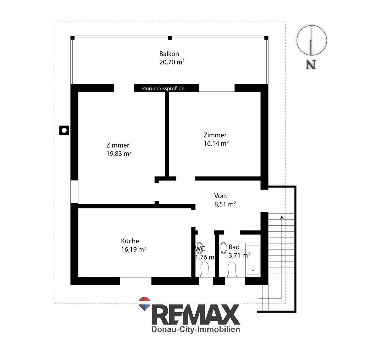 Grundriss mit separaten Zimmern, Küche, Bad, WC und einem großen Balkon.