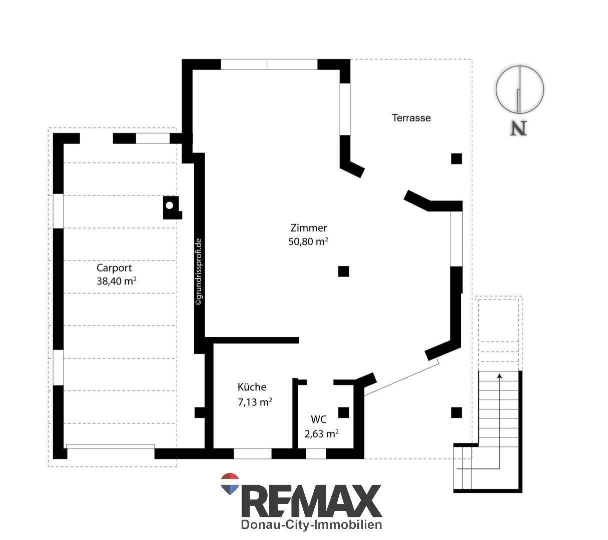 Grundriss des Erdgeschosses mit Zimmer, Küche, WC, Carport und Terrasse.