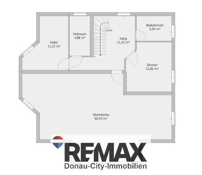 Grundriss des Erdgeschosses mit großer Wohnküche, Keller, Heizraum und einem Badezimmer.
