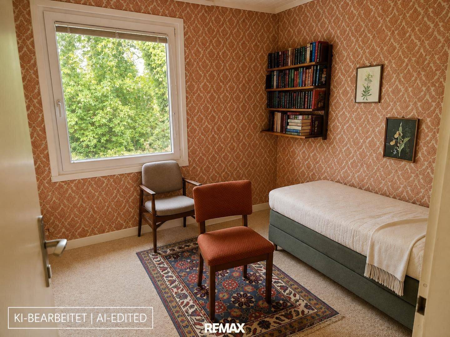 Schlafzimmer im Vintage-Stil mit gemusterter Tapete, Einzelbett und Bücherregal.