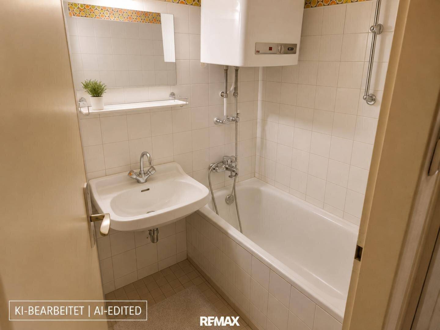 Renoviertes Badezimmer mit Badewanne, Waschbecken und weißen Fliesen.