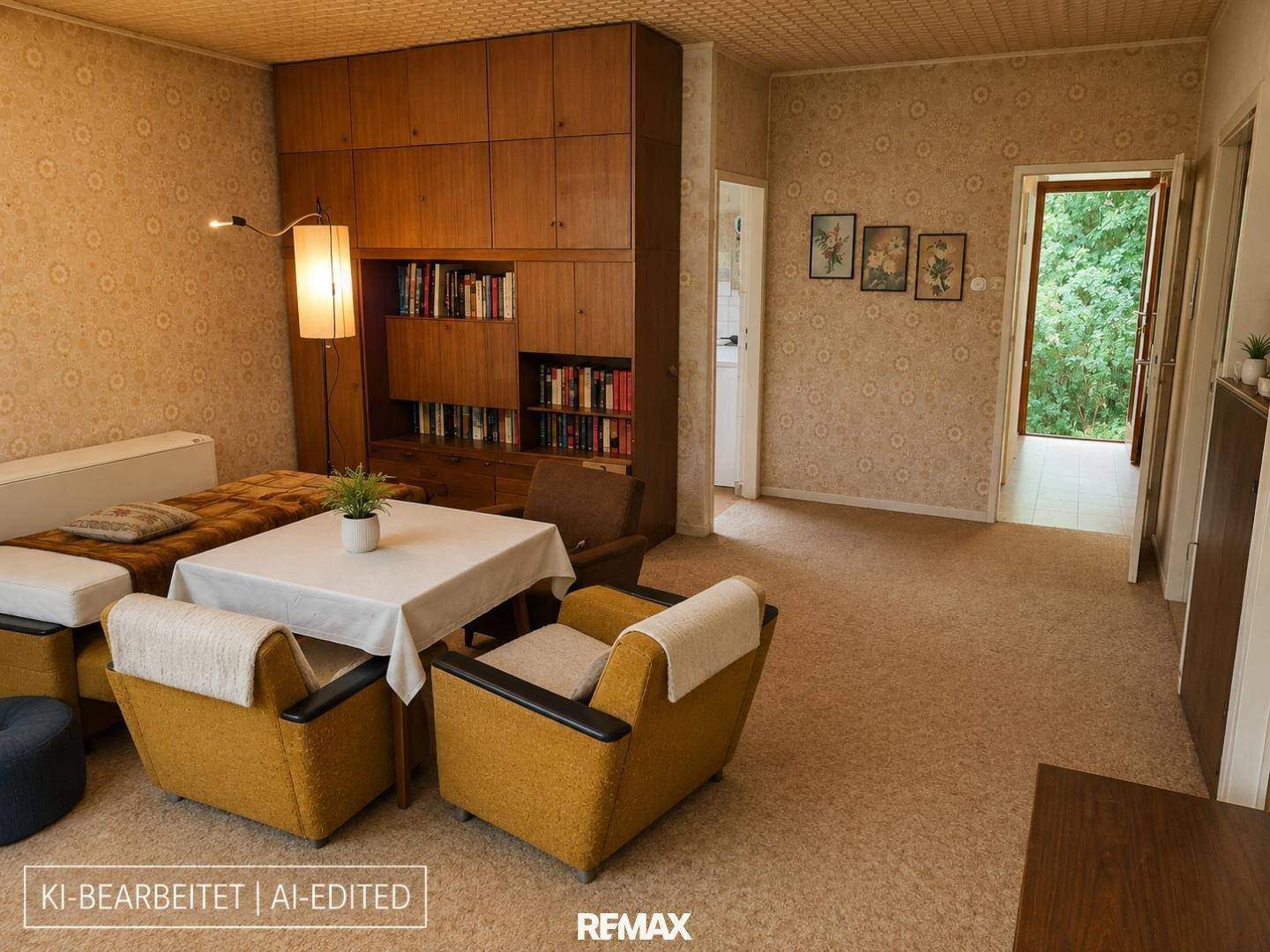Gemütliches Wohnzimmer im Vintage-Stil mit Teppichboden, Bücherregal und bequemen Sesseln.
