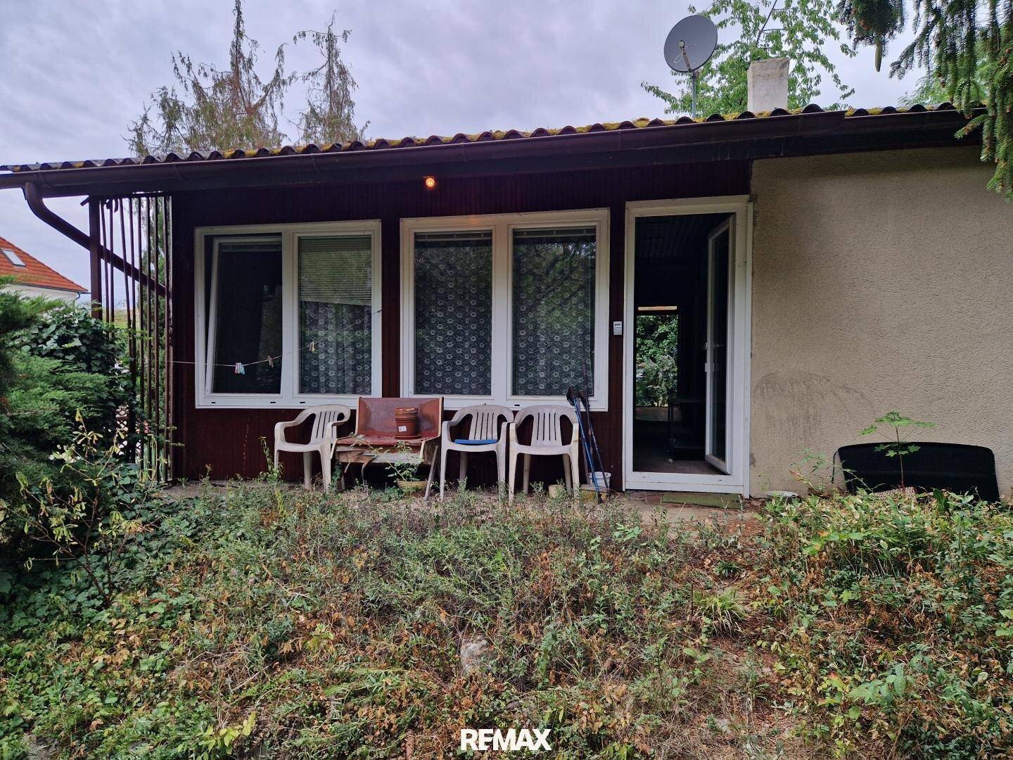 Gemütliche Terrasse am Haus mit Gartenmöbeln und Zugang zum Innenbereich.