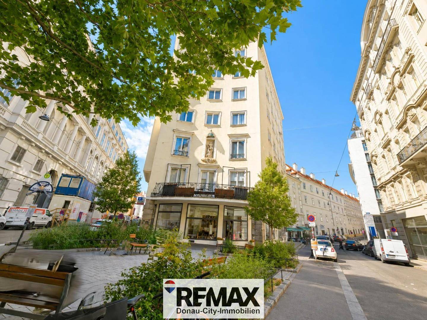 Attraktives Gebäude in urbaner Umgebung mit Bäumen und umliegenden Straßen.