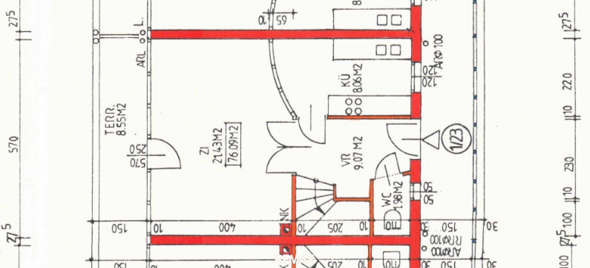 Grundrissplan des Erdgeschosses mit Küche, WC, Zimmer und Terrasse.