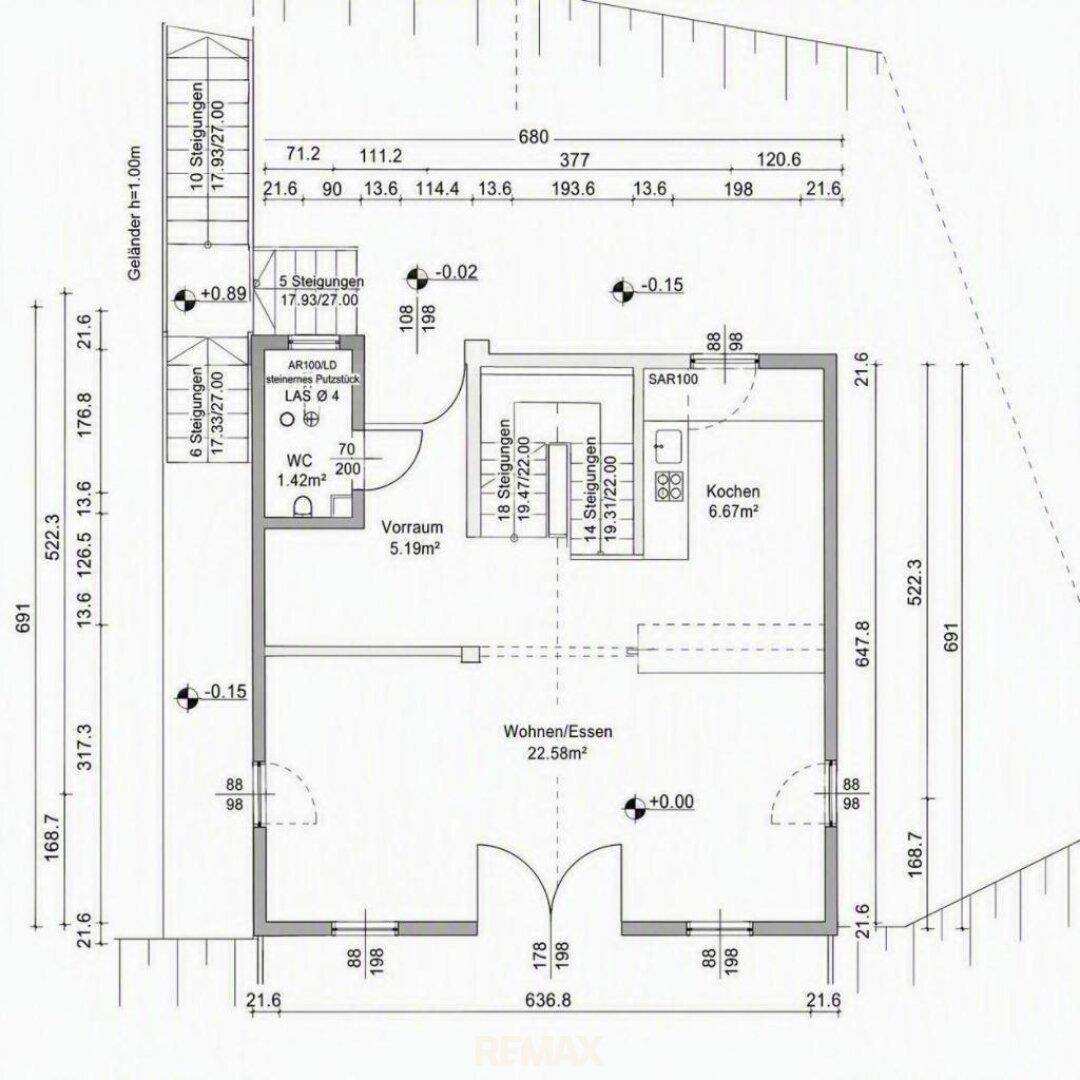 Grundriss des Erdgeschosses mit offener Küche, Wohn-Essbereich und WC.