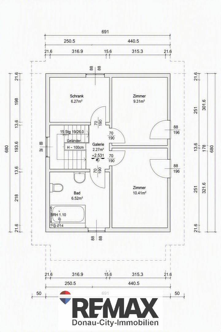 Grundriss des Obergeschosses mit Schlafzimmern, Badezimmer und einem Schrankraum.