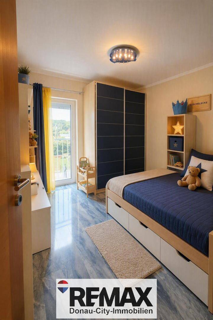 Kinderzimmer mit Bett, Kleiderschrank, Schreibtisch und Zugang zu einem kleinen Balkon.