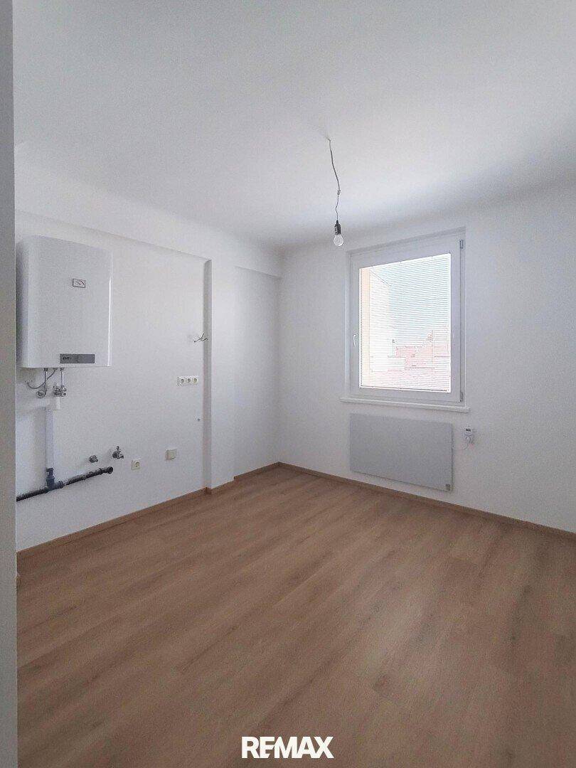 Leerer Raum mit Heizungsanlage und Fenster, vielseitig nutzbar.