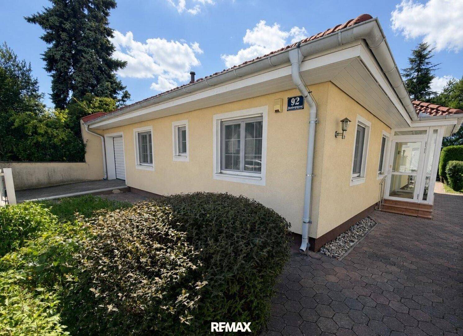 Vorderansicht des Hauses mit gepflegtem Vorgarten und Eingangsbereich.