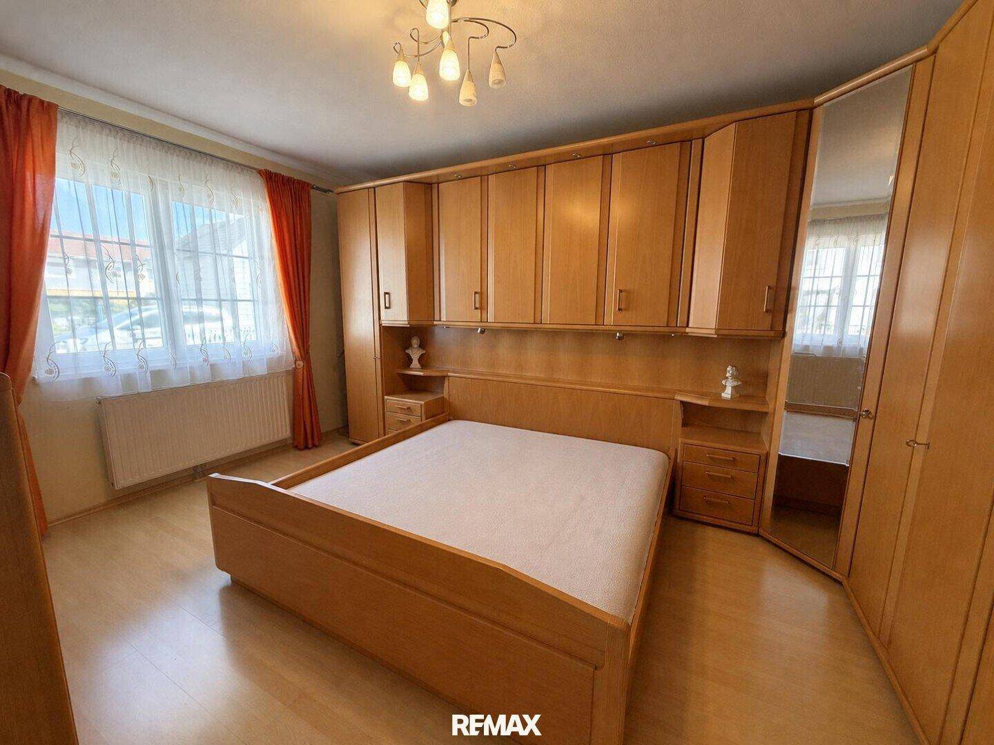 Schlafzimmer mit Einbauschränken und Doppelbett, bietet viel Stauraum und Komfort.