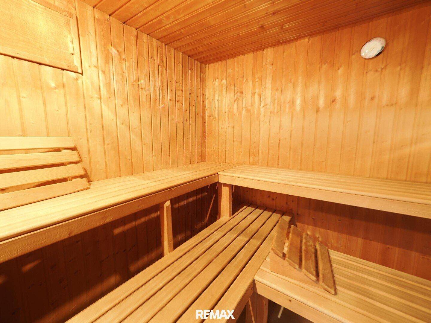 Traditionelle Holzsauna mit mehreren Bänken, perfekt zum Entspannen und Wohlfühlen.