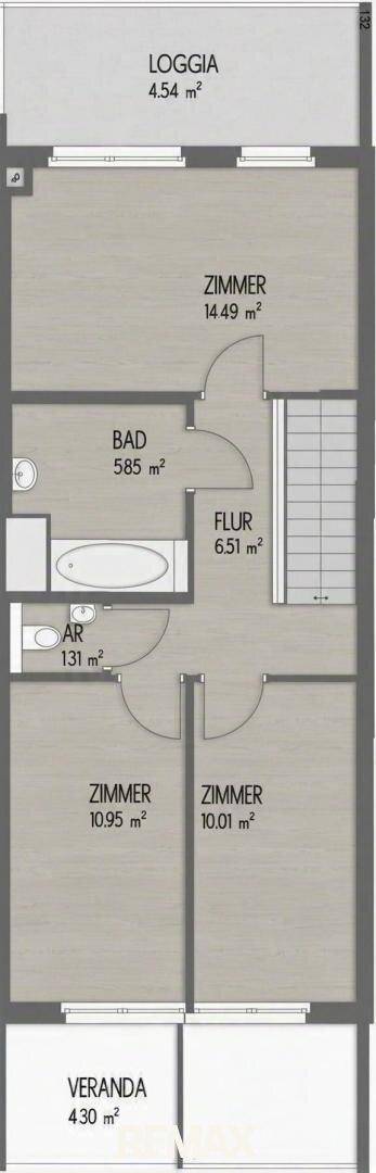 Grundriss des Obergeschosses mit drei Zimmern, Bad, Flur, Loggia und Veranda.