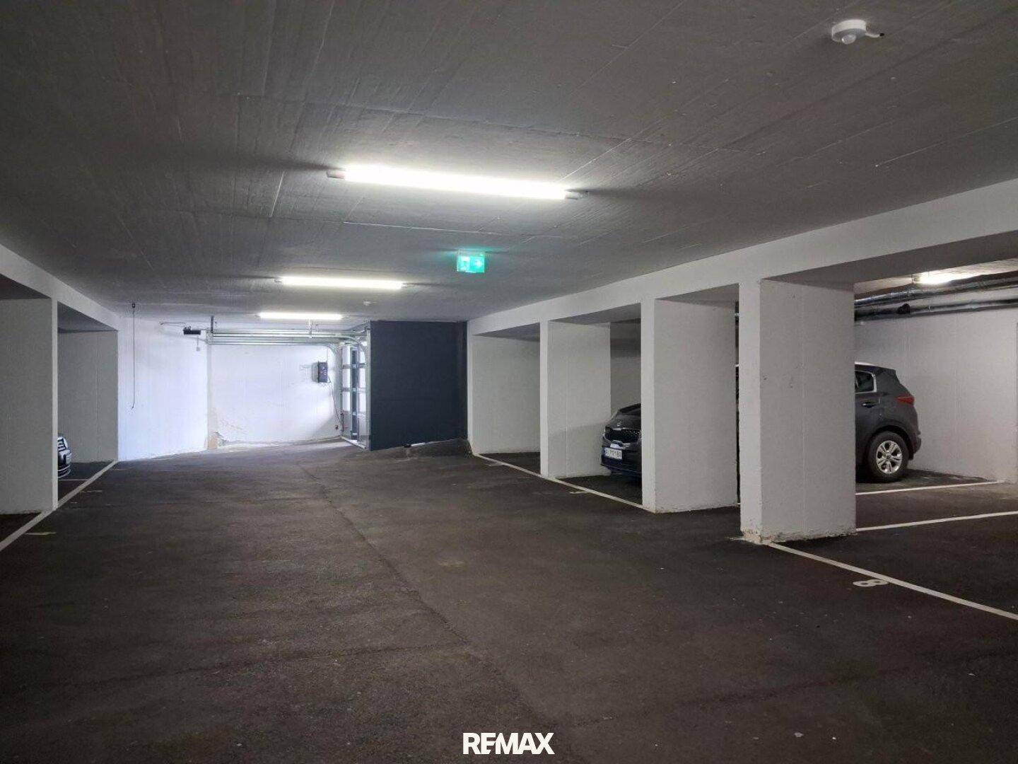 Geräumige Tiefgarage mit mehreren Stellplätzen und guter Beleuchtung.