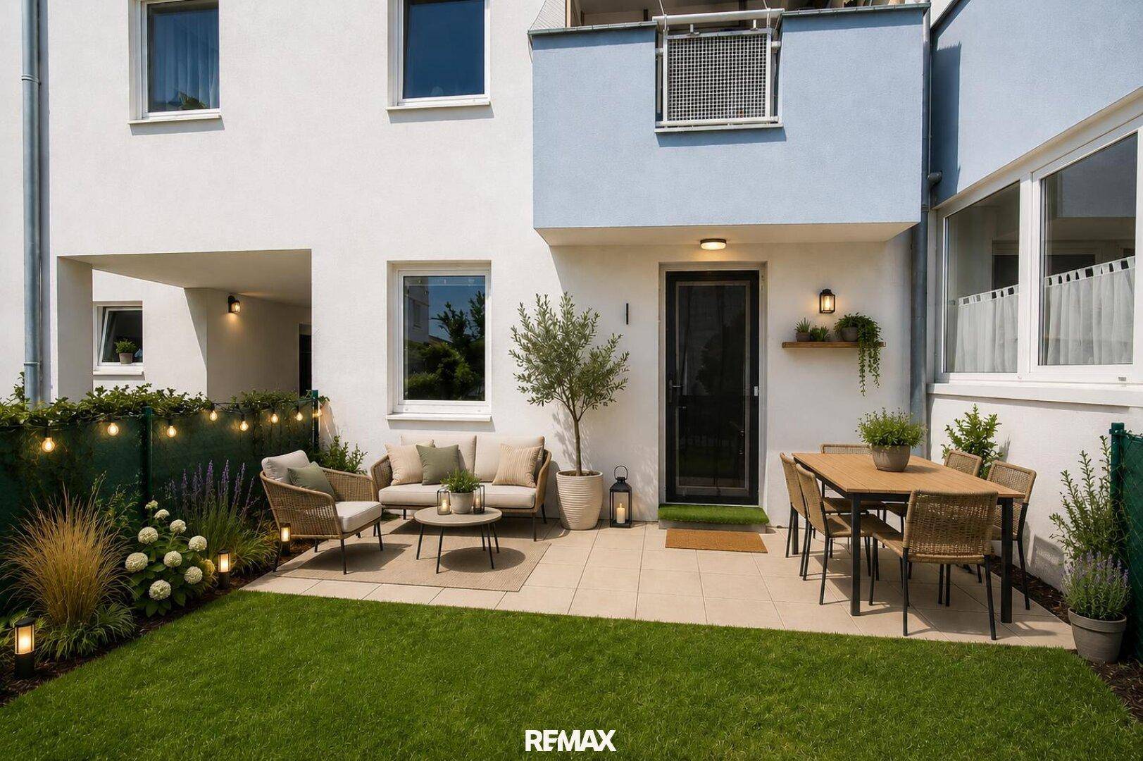 Attraktive Terrasse mit Gartenmöbeln und Rasenfläche, umgeben von Pflanzen und Lichterketten.