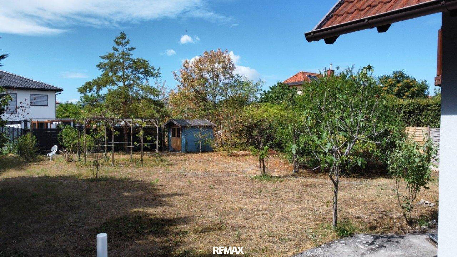 Großer, naturbelassener Garten mit Gartenhaus, Bäumen und viel Platz im Freien.