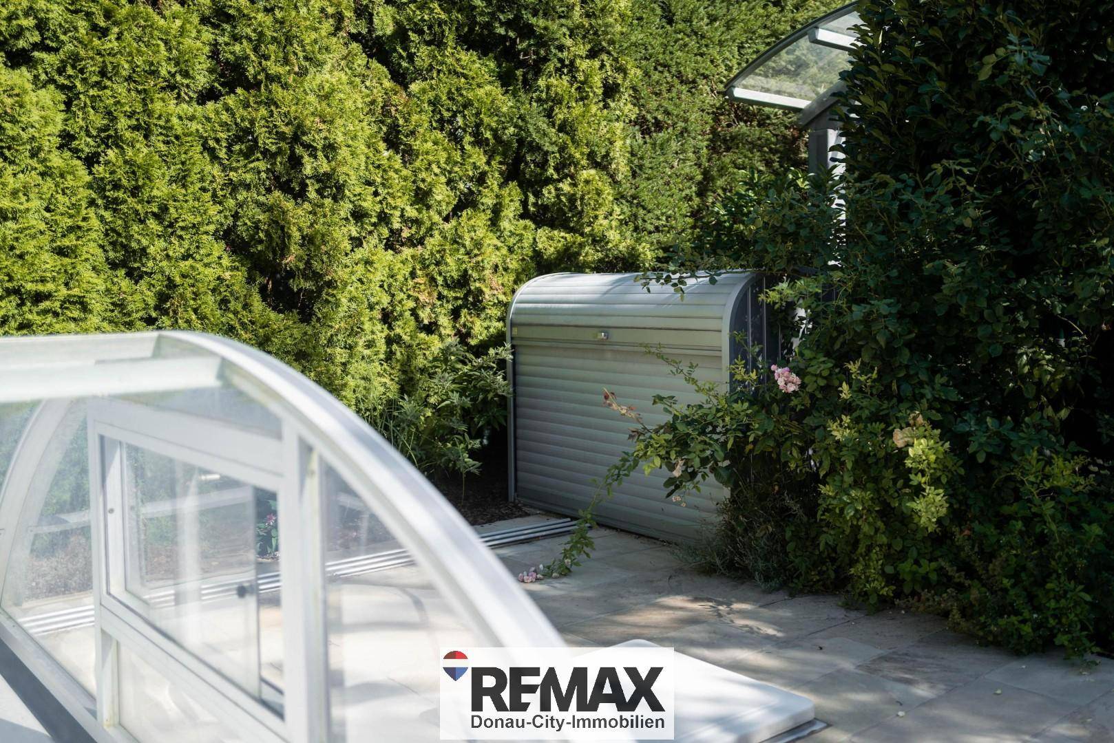Gartenbereich mit einem praktischen Geräteschuppen und der Abdeckung des Pools.