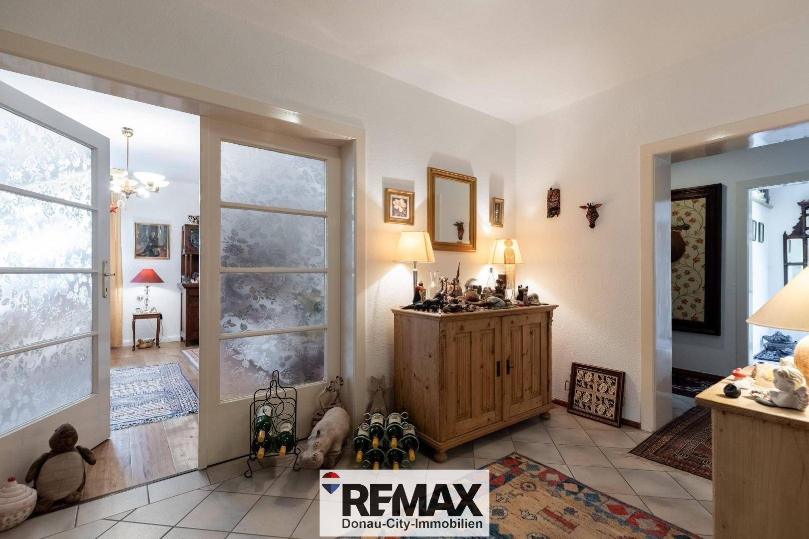 Flur mit traditionellen Möbeln und Durchgang zu weiteren Wohnbereichen.