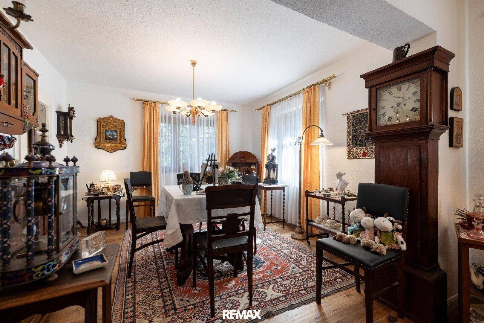 Eleganter Essbereich mit großem Holztisch, Stühlen und traditionellen Möbeln.