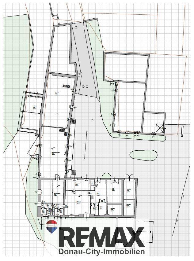Detaillierter Grundriss des Anwesens mit verschiedenen Räumen und Außenbereichen.