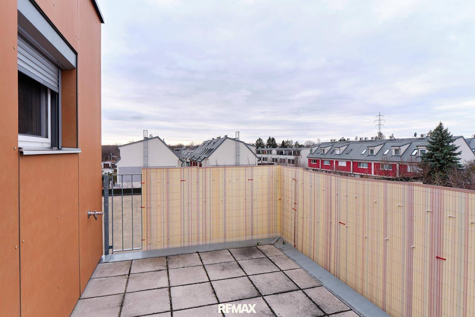 Weitläufige Terrasse mit Blick auf die Nachbarschaft und umliegende Häuser.