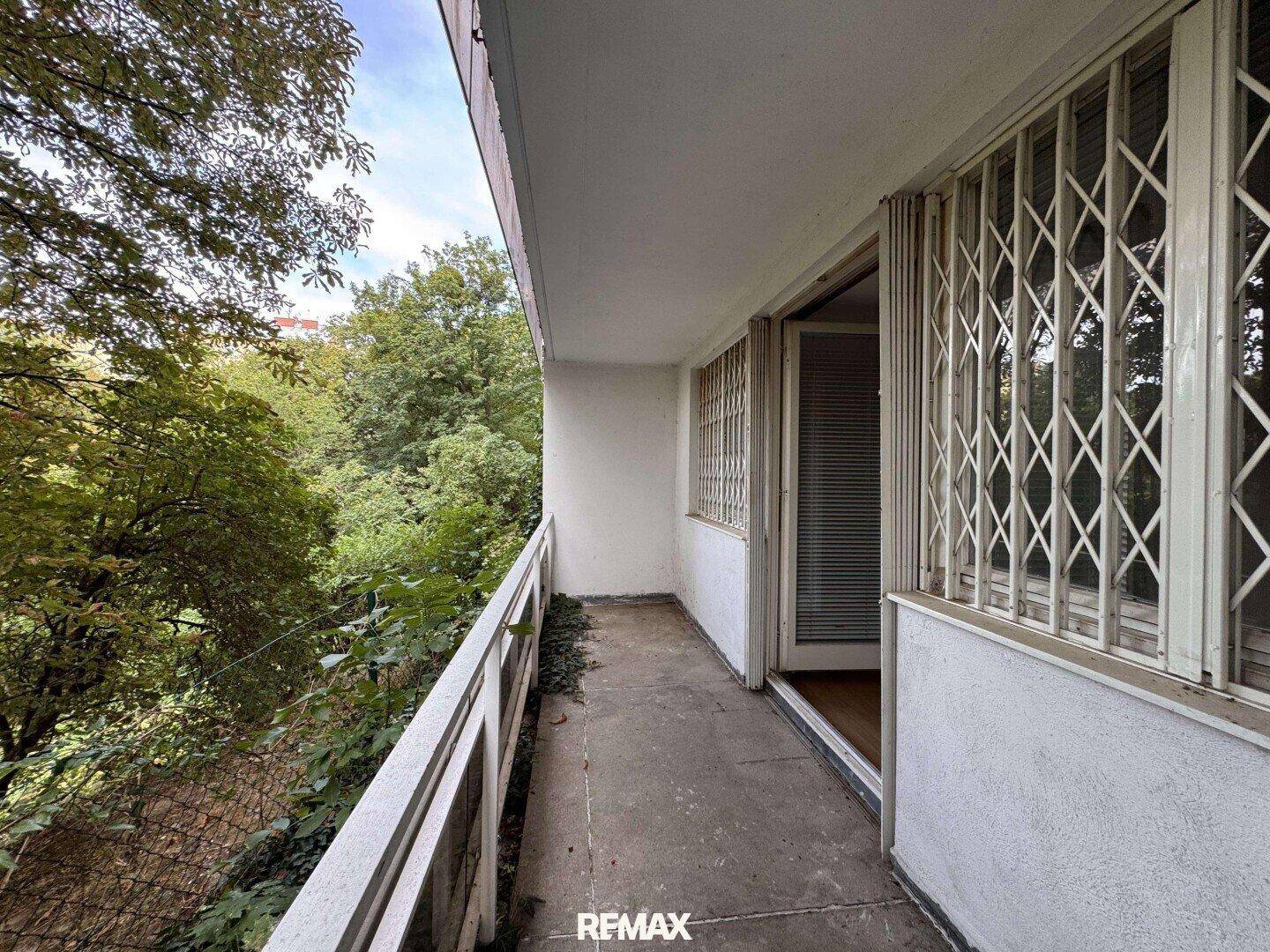 Langer Balkon mit Blick ins Grüne, ideal zum Entspannen im Freien.