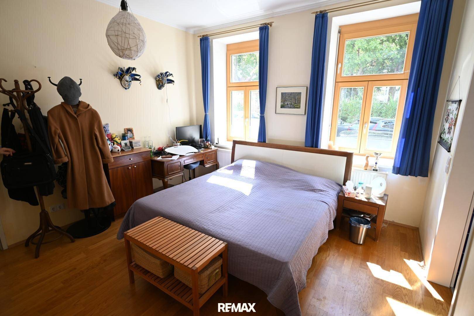 Helles Schlafzimmer mit Doppelbett und Holzboden, bietet eine angenehme Atmosphäre und viel Tageslicht.