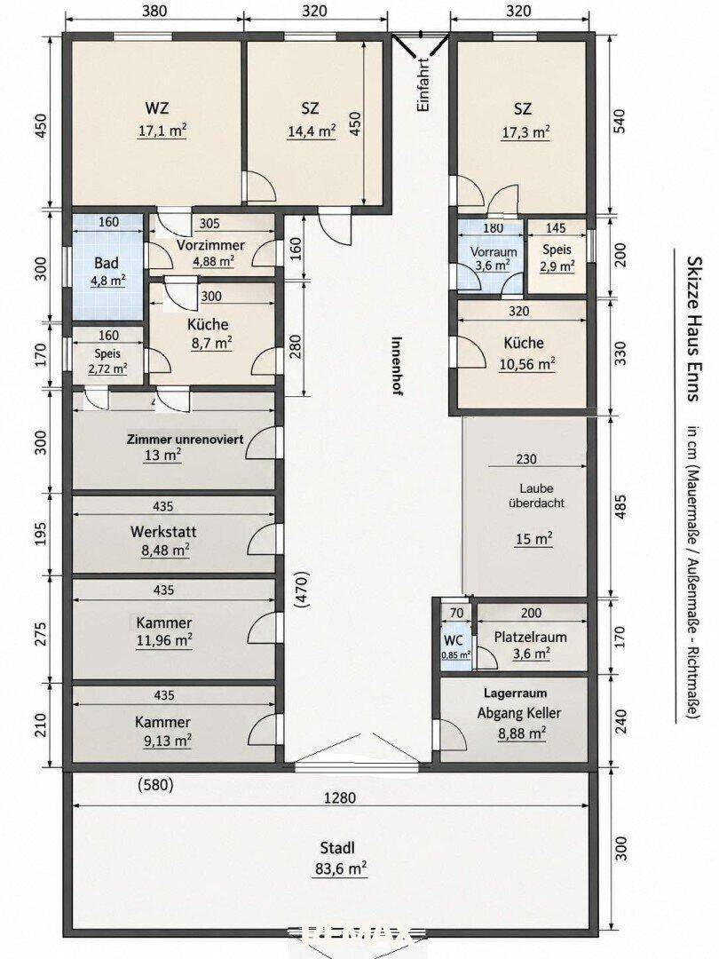 Detaillierter Grundriss des Hauses mit verschiedenen Räumen und einem Innenhof.