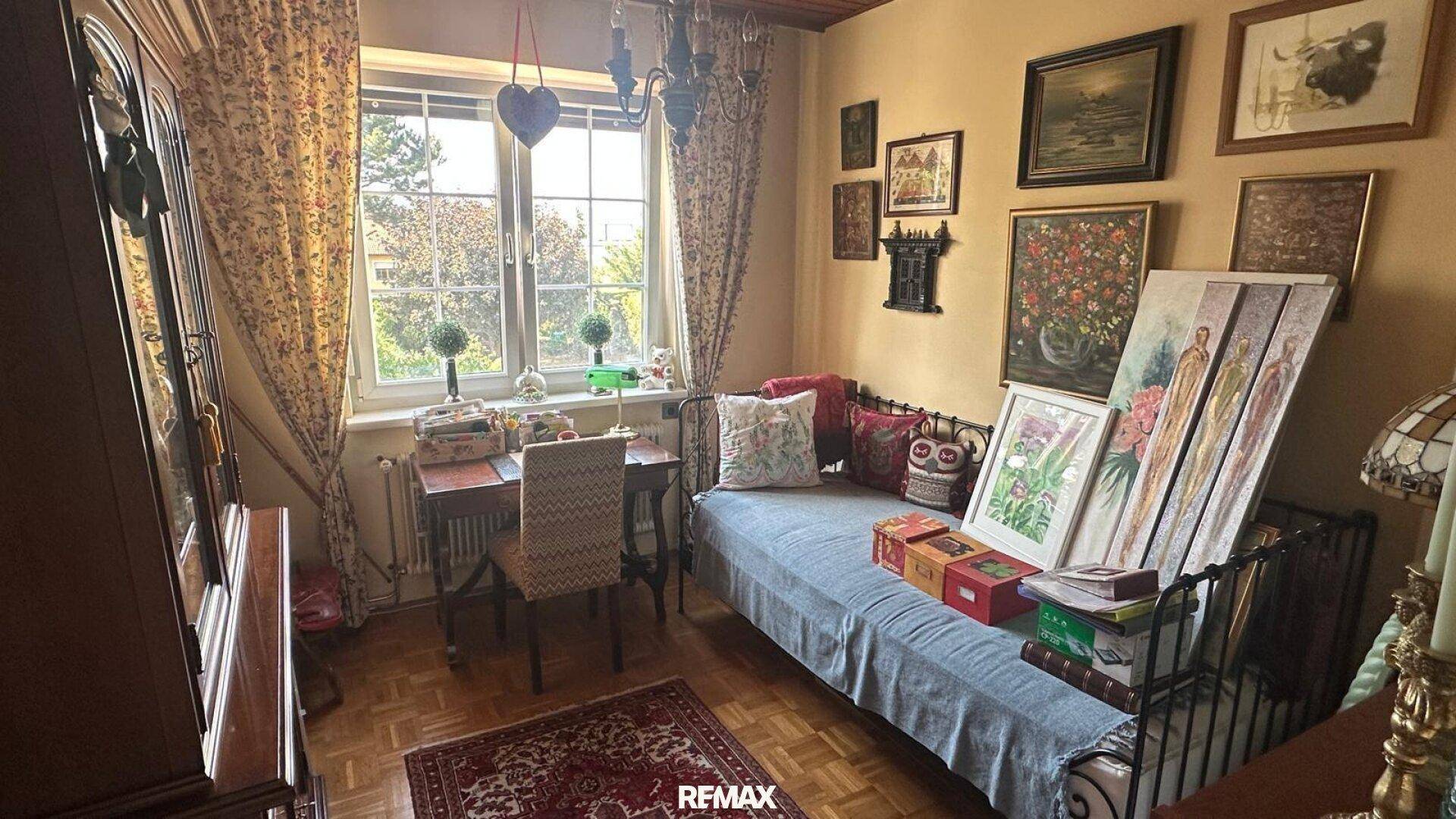 Gemütliches Zimmer mit Tagesbett, Schreibtisch und Blick ins Grüne.