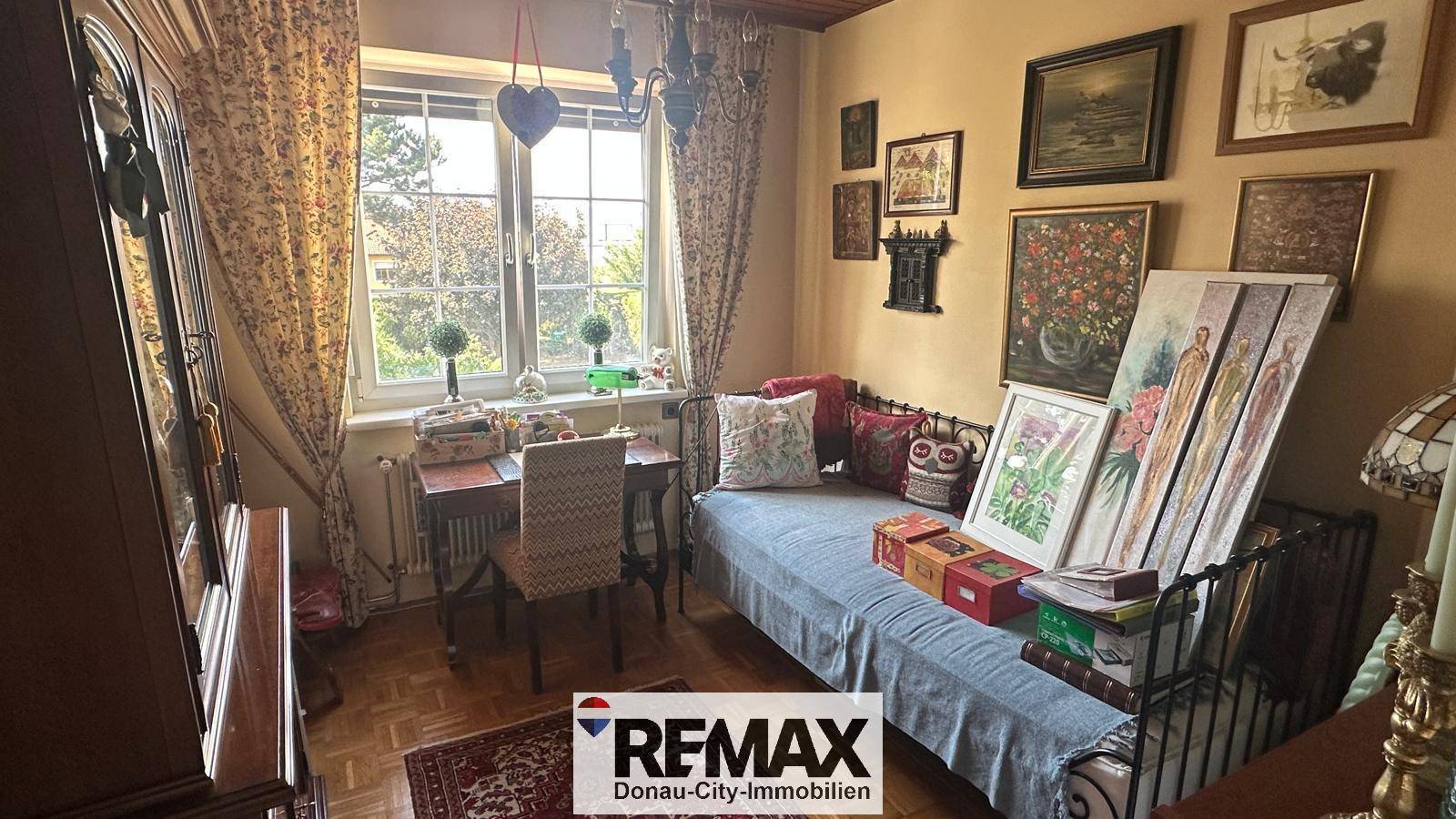 Gemütliches Zimmer mit Tagesbett, Schreibtisch und Blick ins Grüne.