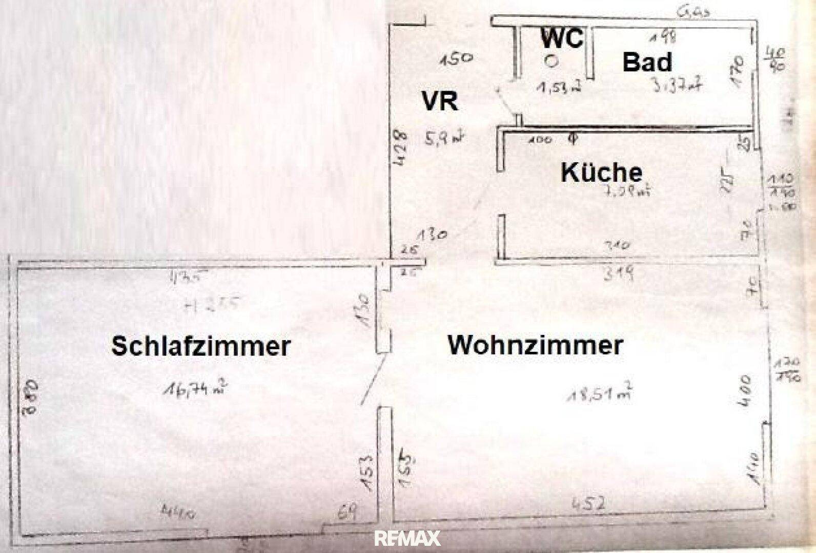 Handgezeichneter Grundriss mit Schlafzimmer, Wohnzimmer, Küche, Bad und WC.