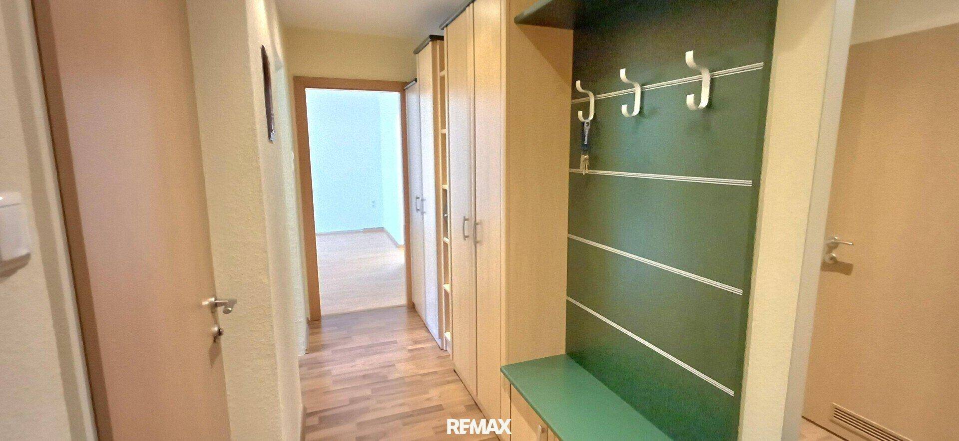 Flur mit Garderobe und Sitzbank, der einen einladenden Eingangsbereich schafft.