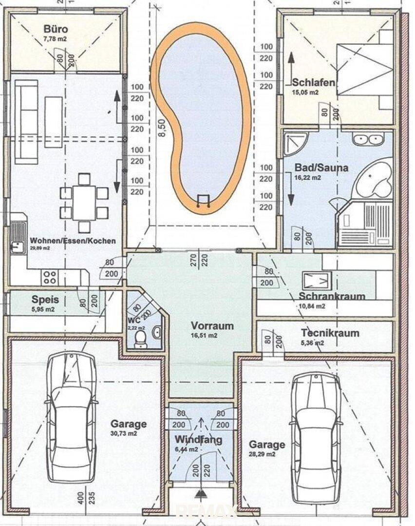 Detaillierter Grundriss des Hauses mit Pool, Garagen und verschiedenen Räumen.