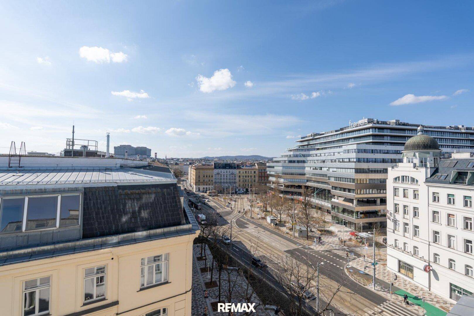 Weitläufiger Blick über die Stadt mit modernen Gebäuden und einer belebten Straße.